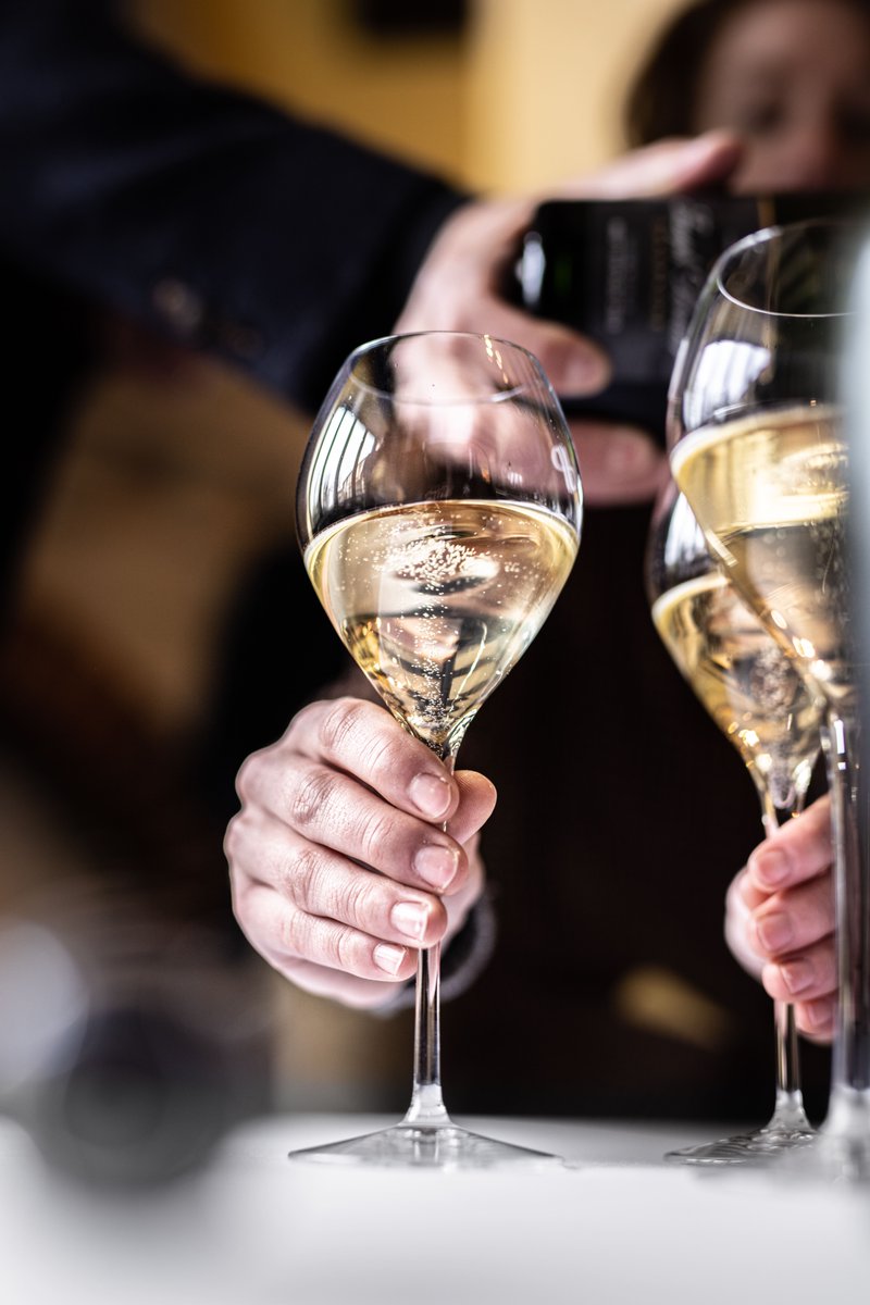 ¿Sabes que cuantas más pequeñas son las burbujas del champagne mayor es su calidad? 

Descubre más curiosidades interesantes en nuestro Instagram ➡ ow.ly/3Q7750NyuTb 

#BodegasEmilioMoro #JosephPerrier #champagne #Sabiasque #dato #curioso