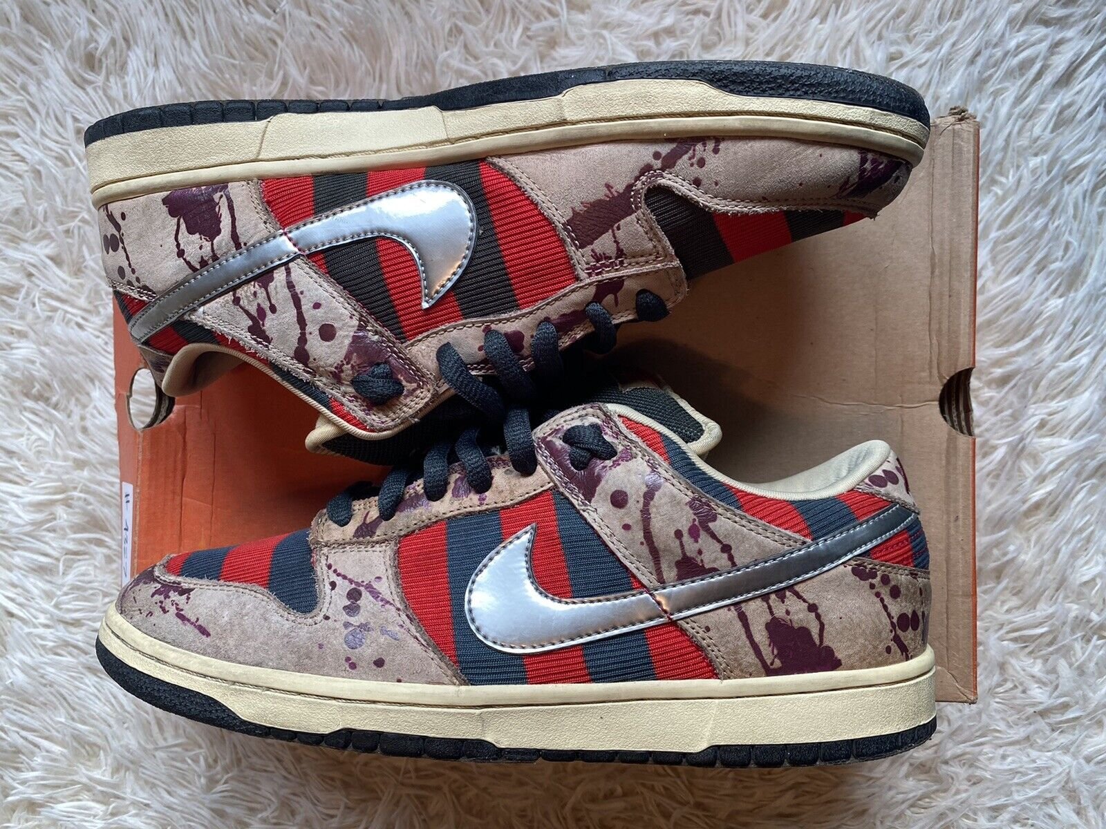 Найк крюгер. Nike SB Dunk Low Freddy Krueger. Nike Dunk Freddy Krueger. Nike SB Dunk Freddy Krueger. Nike SB Freddy Krueger.