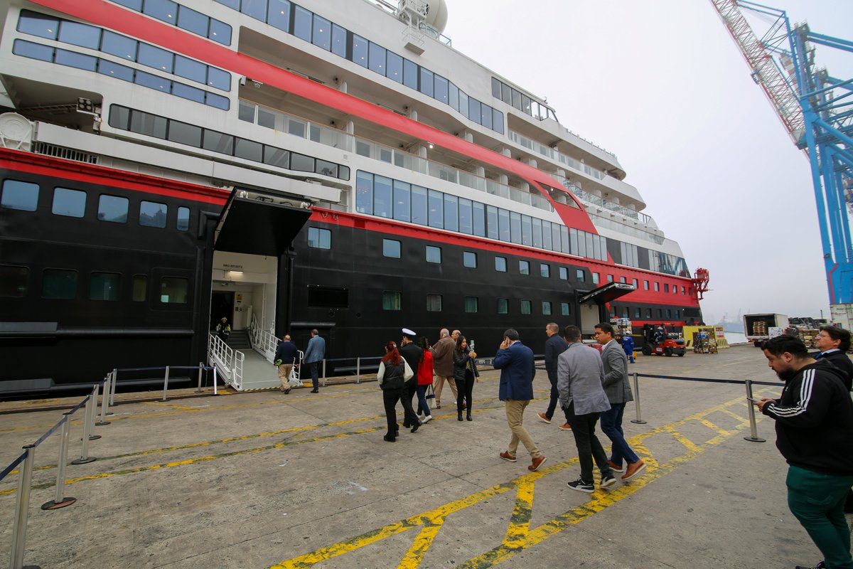 🛳 Puerto Valparaíso celebró el Cierre de la Temporada de Cruceros 2022-2023 con la recalada del crucero "Ocean Victory" y "MS Roald Amundsen".

🙋 El termino oficial de la temporada se dio con una actividad en el Terminal de Pasajeros y una visita al crucero Roald Amundsen.