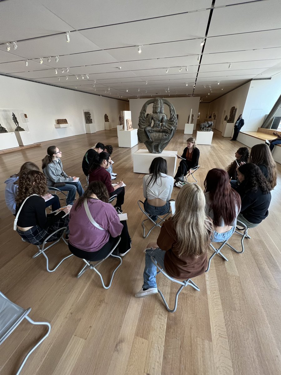 SraPortoEspanol's tweet photo. Everyone sees art differently- learning about culture through art on our field trip today! #sabrepride https://t.co/jV3TXeug2y