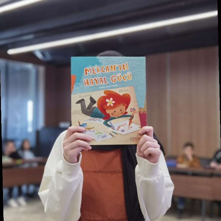 Mercan'ın Hayal Gücü çocuklara hayal gücünün önemini, onu kullanmayı ve bir sanatçı gibi düşünmeyi öğretir. Üç yaş ve üzeri hayal kuran herkes içindir.