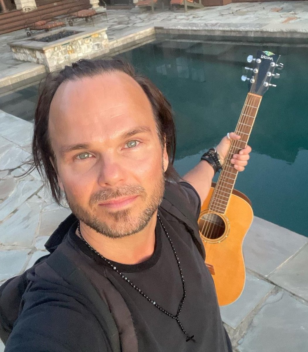 TheRasmusSFC's tweet photo. ¡Asi nos deseaba ayer la banda unas felices pascuas! 🤗🐇
Mientras, Lauri se encuentra en Nashville junto a @DesmondChild preparando nuevo material para la banda 🎹🎶 https://t.co/b5tsfD26c0