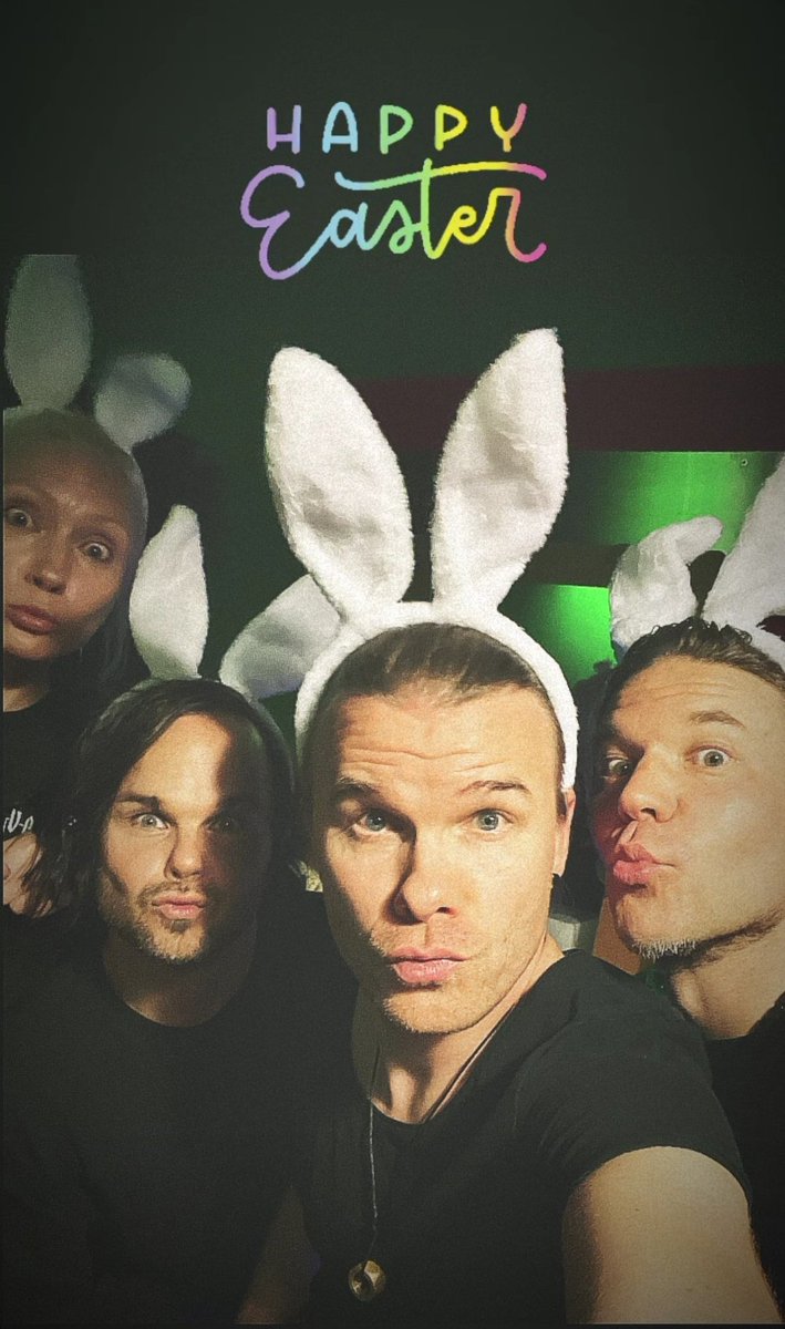 TheRasmusSFC's tweet photo. ¡Asi nos deseaba ayer la banda unas felices pascuas! 🤗🐇
Mientras, Lauri se encuentra en Nashville junto a @DesmondChild preparando nuevo material para la banda 🎹🎶 https://t.co/b5tsfD26c0