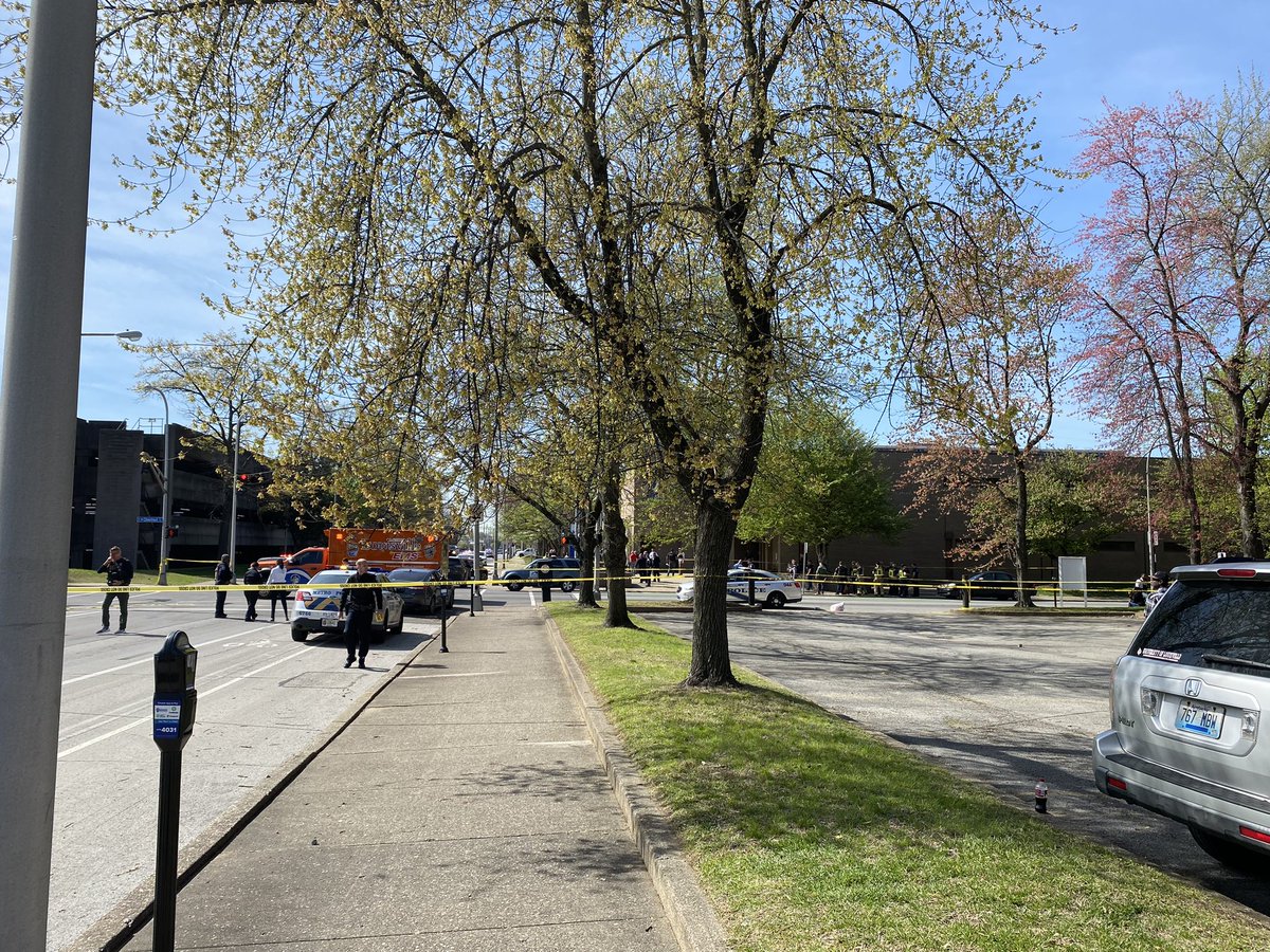 tbreeseontv's tweet image. LMPD confirms a shooting here at 8th and Chestnut. We are waiting for details but police say it is not connected to the Old National Bank shooting. @WHAS11