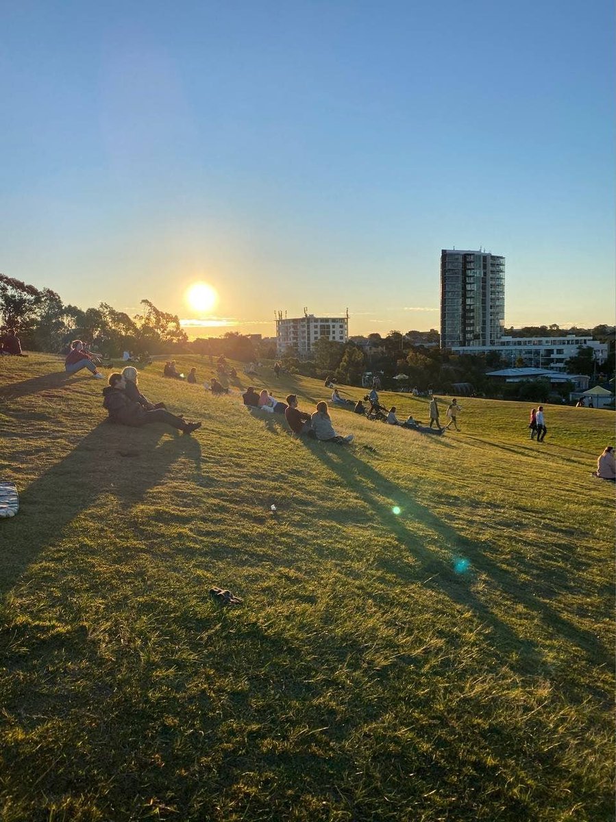 AnnaAnn431's tweet photo. Bored at work, go for a walk in the park. I didn't expect it to be so lively, the hillside was full of people. There are people drinking and chatting, playing cards, skating, reading books..#walkingstick #walkingtime #walkingtrail #walkingreece https://t.co/J3JdbZ2kzE