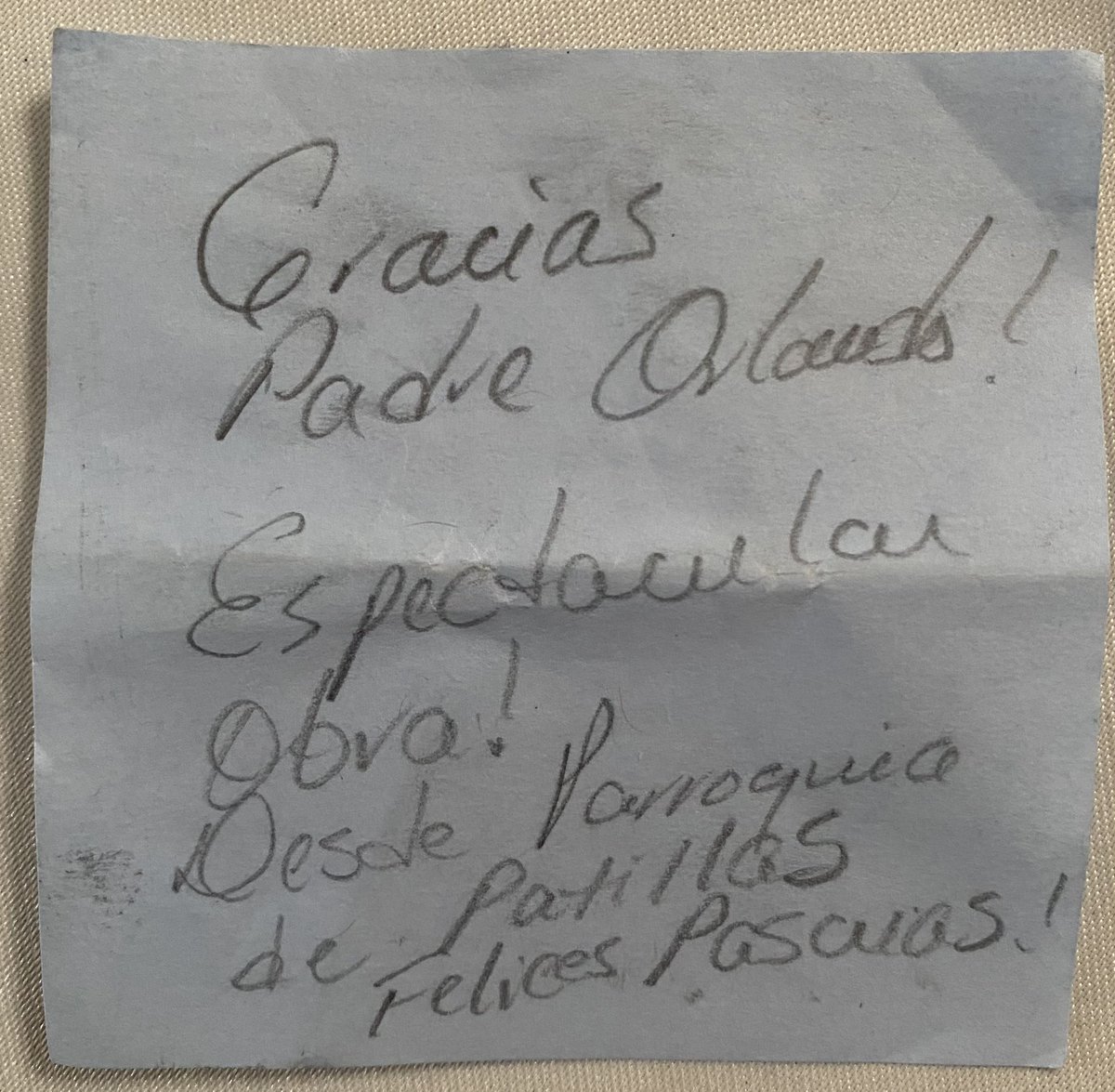 PadreOLugo's tweet photo. Como cuando sales del teatro y te encuentras una notita como esta en el espejo de tu guagua… la lees, y piensas: “A jornal de gloria no hay trabajo grande”. Seguimos y seguiremos aportando a Puerto Rico desde el arte. ¡Gracias Patillas! #CharlieElMusical https://t.co/hQsr2i3Pcp