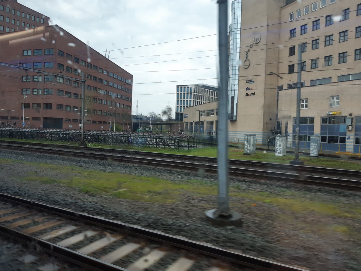 Markooijevaar's tweet photo. Zou mooi zijn als op dit punt in Amersfoort IC's richting o.a. Nijmegen en Maastricht kunnen afbuigen en ook sprinters richting o.a. Leusden, Veenendaal, Rhenen en Kesteren. #Reactivering https://t.co/H6WrVCzDjD