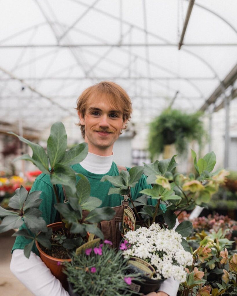 It’s a beautiful day to come by Martin’s and buy yourself a handful of plants… or more! 🌱🌞🌲✨
—
#plants #spring #warmweather #springtime #annuals #perennials #shoplocal #mh&amp;g #houseplants #gardening #landscapedesign instagr.am/p/Cq3G2fzunD3/