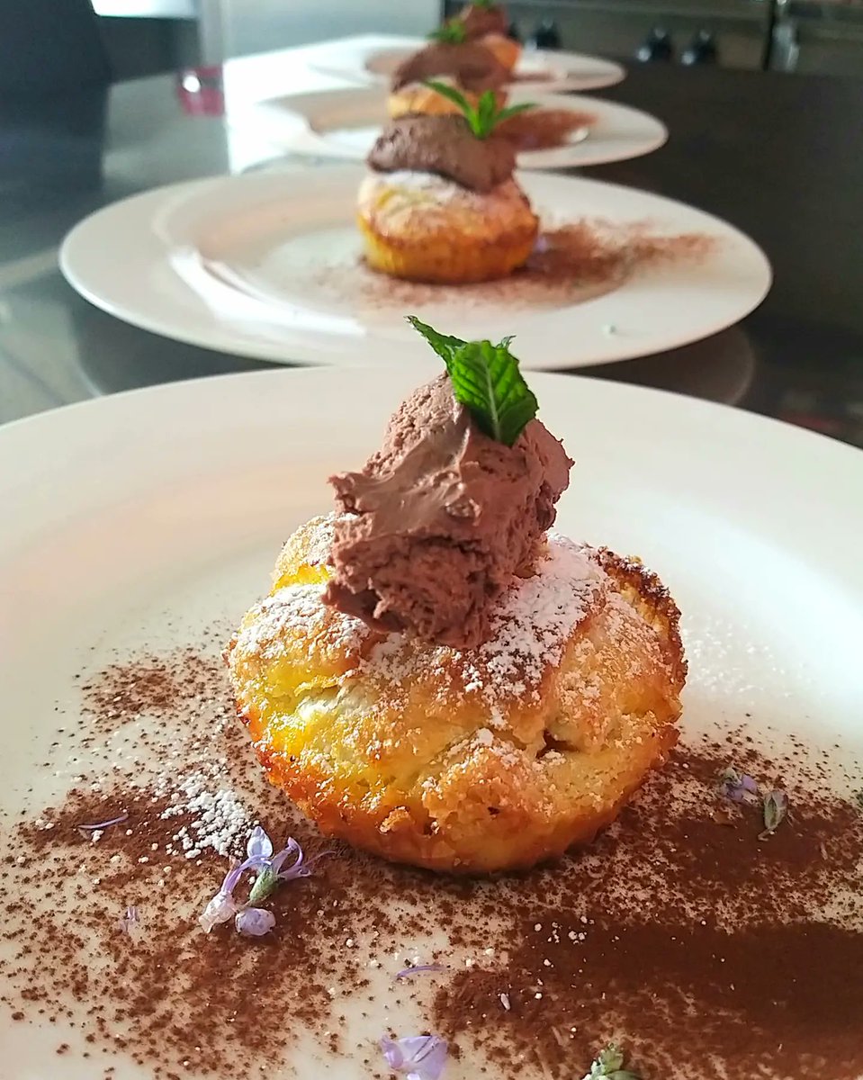 artsclavi1's tweet photo. #parentesi #dolci... #tortino di #pastasfoglia #homemade con cuore di #mela cotogna cacao #Valrhona #mousse di cioccolato , #menta #pepebianco e fiori di #rosmarino #Pasquetta perfetta.
Buona serata #Amici https://t.co/0ZVLLGRXSa