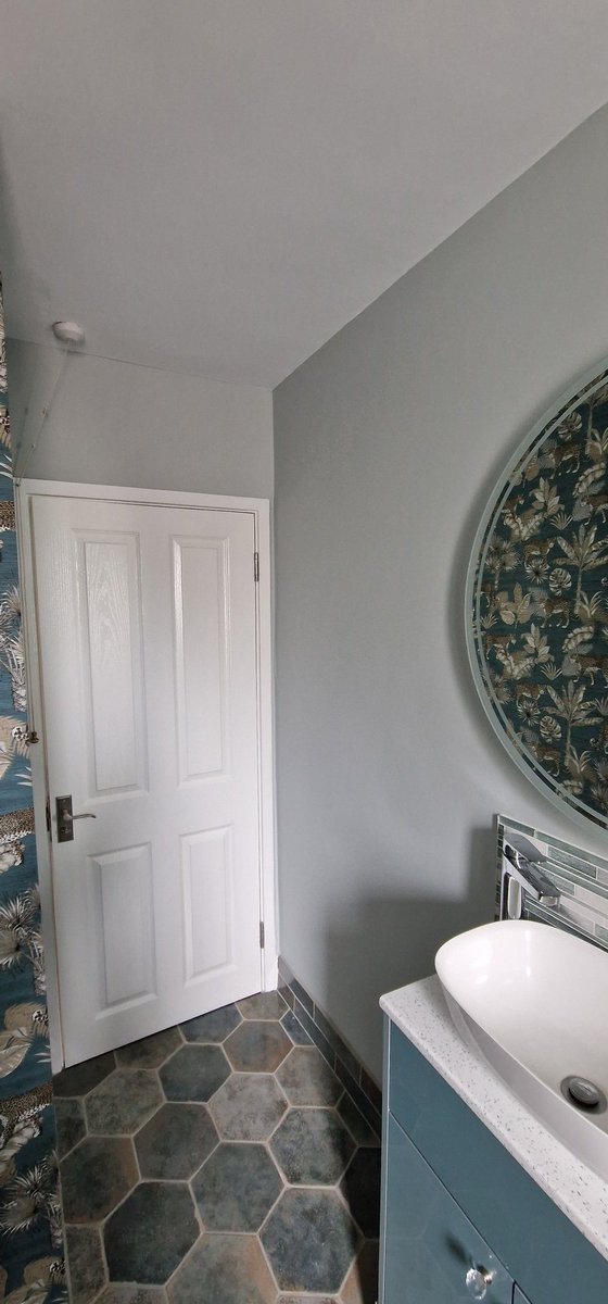 otmdecorating's tweet photo. Cloakroom completed today.
Walls and ceiling in Isomat Bath&amp;Kitchen
Woodwork in Isolac aqua gloss
Wallpaper supplied by @Brewerspaints https://t.co/x1nberMNdf