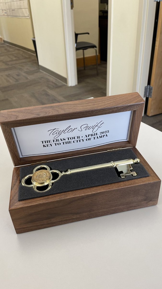 swifferupdates's tweet photo. 🔑| Mayor of Tampa @taylorswift13 will be presented with the key to Tampa city. https://t.co/mBk34LF6CA