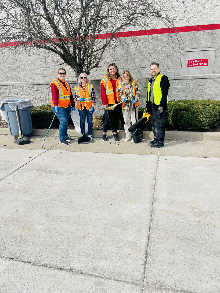 VsSullivan's tweet image. Day 1/10 of cleaning up our stores surrounding area! @Aubry33679932 and I wanted to take advantage of this nice weather to get the team out and help make our community a better place to live and work! #Earthdaymonth #volunteer #673cares #G195CARES @aleahmarie19 @TGT_Angel