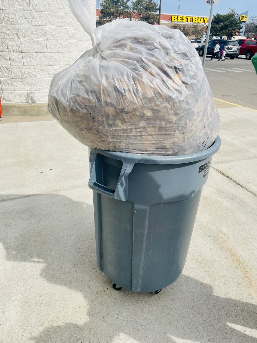 VsSullivan's tweet image. Day 1/10 of cleaning up our stores surrounding area! @Aubry33679932 and I wanted to take advantage of this nice weather to get the team out and help make our community a better place to live and work! #Earthdaymonth #volunteer #673cares #G195CARES @aleahmarie19 @TGT_Angel