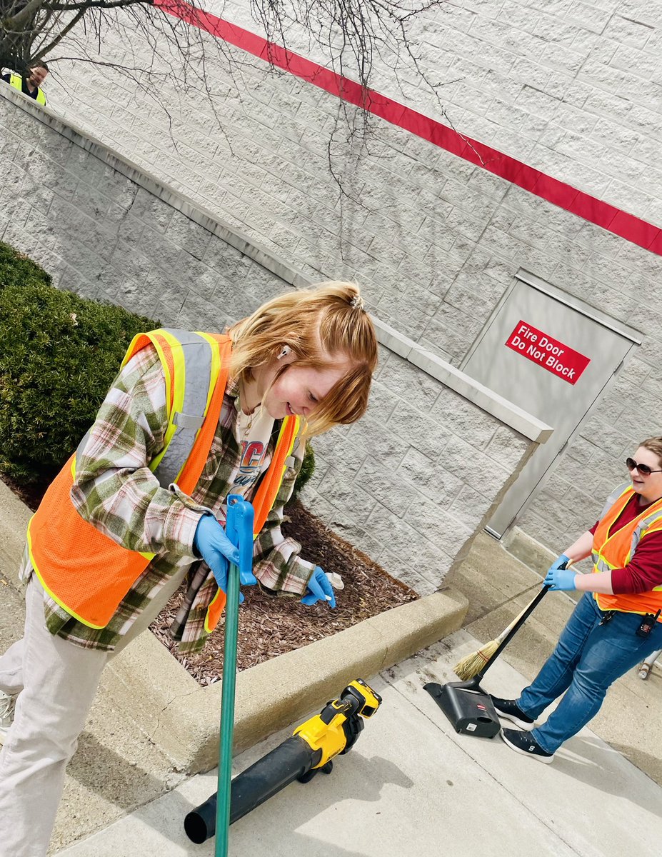VsSullivan's tweet image. Day 1/10 of cleaning up our stores surrounding area! @Aubry33679932 and I wanted to take advantage of this nice weather to get the team out and help make our community a better place to live and work! #Earthdaymonth #volunteer #673cares #G195CARES @aleahmarie19 @TGT_Angel