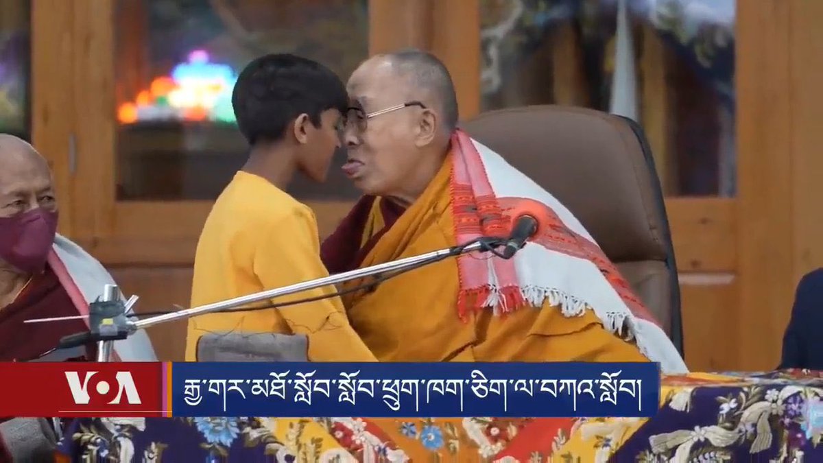 cronopiatw's tweet photo. 🚨El Dalai Lama pidió disculpas a través de un comunicado, debido al video que circuló en el que le da un beso a un niño en los labios y, posteriormente, le pide que le chupe la lengua. Sin dudas, una situación bastante impactante y desagradable de ver. Además+ https://t.co/PSf87XpoDQ