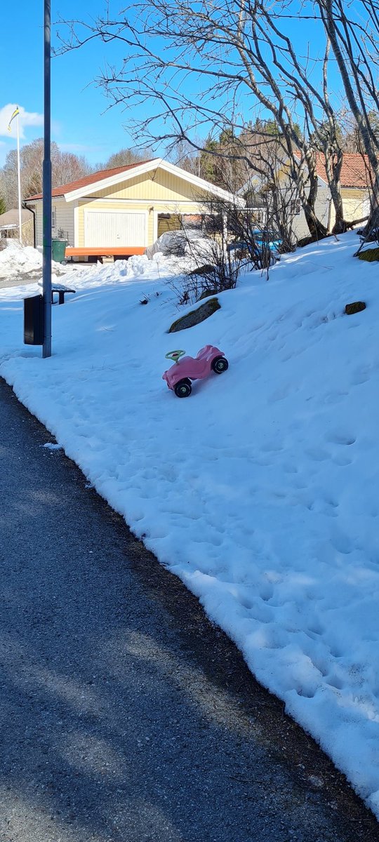MK4472's tweet photo. It's not easy to drive on vinteroads here 😏🙈🤣 https://t.co/Oyt6BxKoaJ