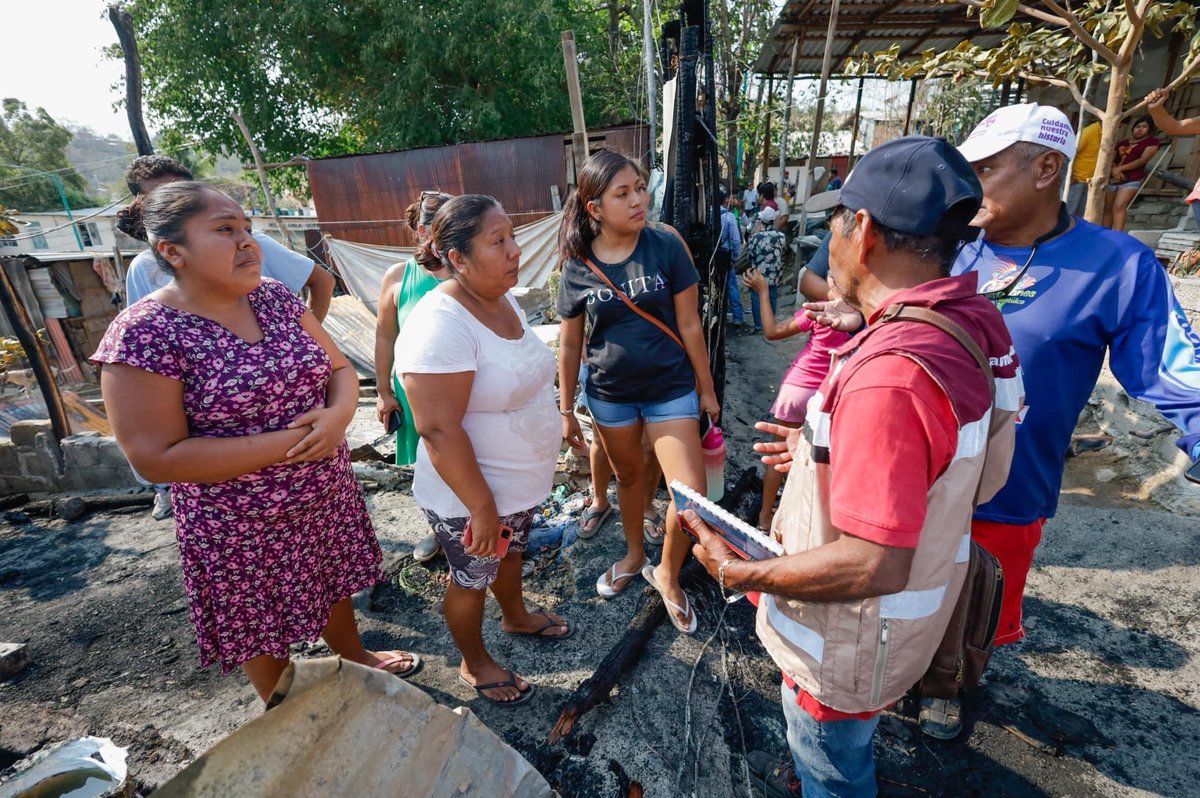 OaxacaSol's tweet photo. Tras el incendio ocurrido anoche en el #SectorH3, distintas áreas del @gobhuatulco, acompañadas de personal del Gobierno del Estado de Oaxaca, realizan un recorrido de evaluación de daños por las zona afectadas….
/@PPHOAX /
https://t.co/8bro4MjISD https://t.co/nkBk7dCxgw