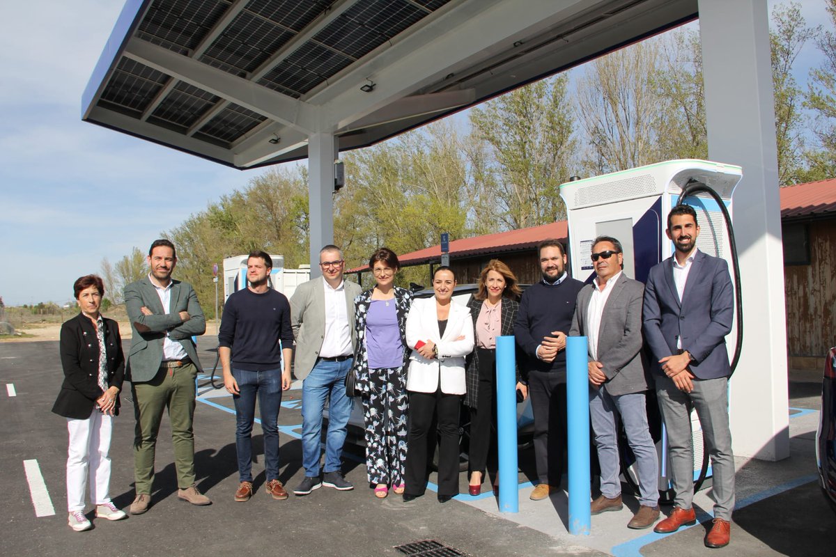 Nuestra apuesta por la movilidad sostenible está impulsando proyectos, atrayendo industria y creando empleo en toda España.

Hoy visito en Palencia una estación de carga ultra-rápida de @zunder_es, un ejemplo de retención de talento en territorios que afrontan el #RetoDemográfico