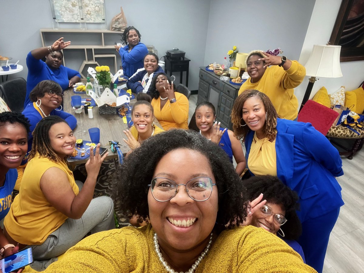 DeeLTalley's tweet photo. My new life in the sisterhood of SGRho is so well worth the wait and the work! ΣΓΡ | ΗΣΣ Chapter  💛💙🐩 #GreenvilleSCPoodle #EeYip https://t.co/naiDkrd9bL
