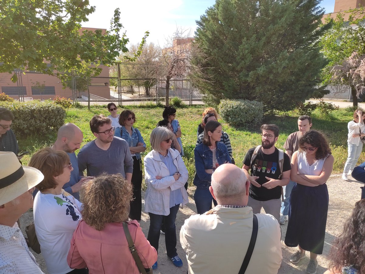 Estamos en la visita de Reyes Maroto (candidata a la alcaldía de Madrid del PSOE) a Montecarmelo que ha venido a visitar el emplazamiento donde quieren construir un cantón de limpieza entre el Colegio Infanta Leonor y el McDonald's. 

¿De verdad no hay otro lugar?

#HacemosBarrio