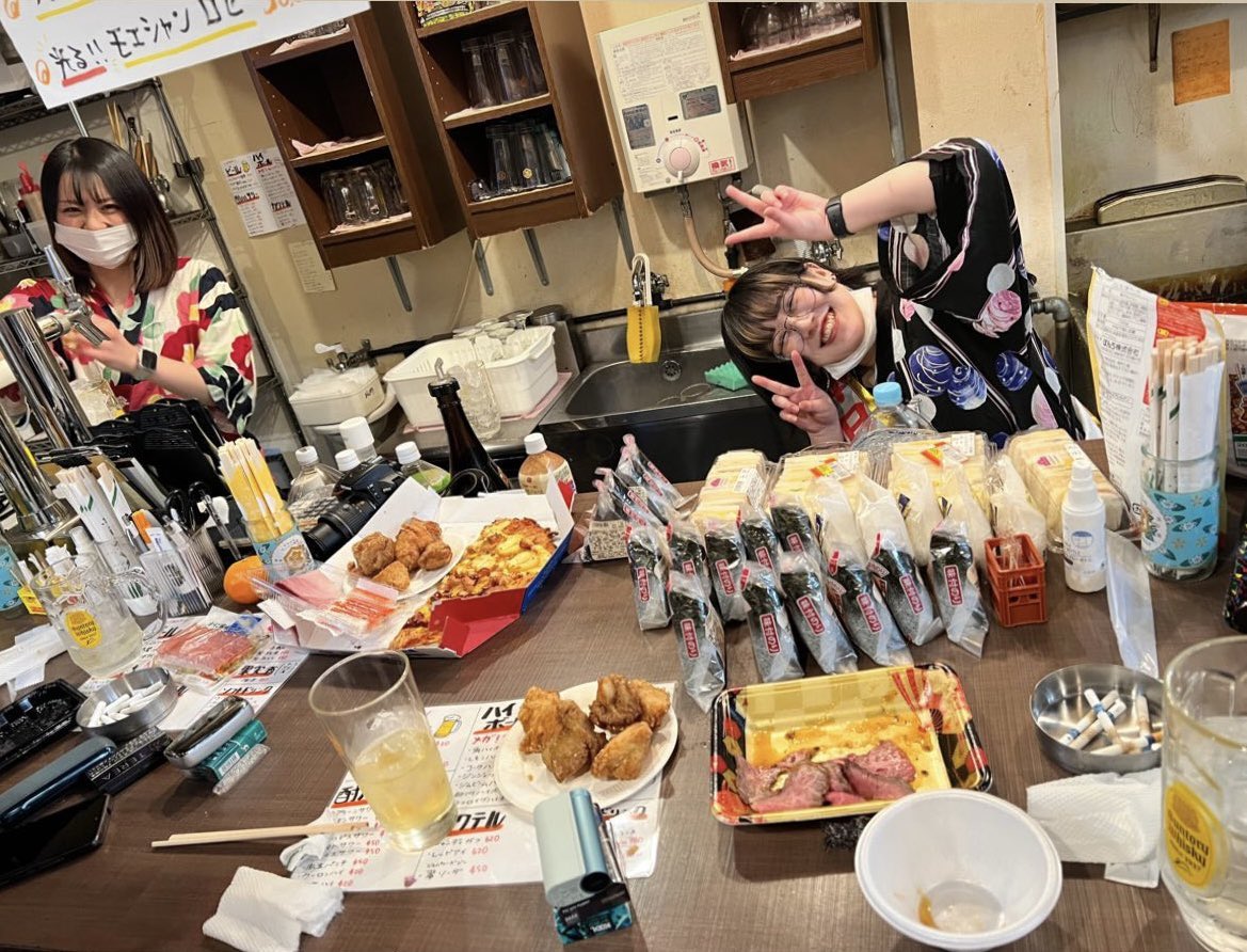 shimomin69's tweet photo. 25歳なりました。お店はじめてもうすぐ1年なんだけど、ドリンクだけの営業で周年3日間と同じくらいの売上得ました。過去イチ！最高に楽しそう。そんな広くないお店なのに50人くらい来てくれてまじ涙。幸せ者だっ！14時間営業して、無事に潰れて昼目覚めたら店の床でした。25歳も強く生きるゾ！ https://t.co/ZZV7OtCqmk