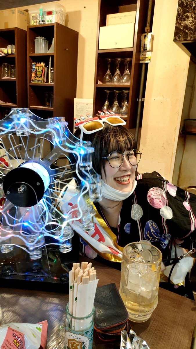 shimomin69's tweet photo. 25歳なりました。お店はじめてもうすぐ1年なんだけど、ドリンクだけの営業で周年3日間と同じくらいの売上得ました。過去イチ！最高に楽しそう。そんな広くないお店なのに50人くらい来てくれてまじ涙。幸せ者だっ！14時間営業して、無事に潰れて昼目覚めたら店の床でした。25歳も強く生きるゾ！ https://t.co/ZZV7OtCqmk