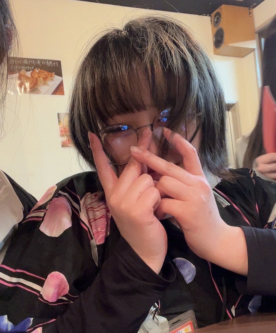shimomin69's tweet photo. 25歳なりました。お店はじめてもうすぐ1年なんだけど、ドリンクだけの営業で周年3日間と同じくらいの売上得ました。過去イチ！最高に楽しそう。そんな広くないお店なのに50人くらい来てくれてまじ涙。幸せ者だっ！14時間営業して、無事に潰れて昼目覚めたら店の床でした。25歳も強く生きるゾ！ https://t.co/ZZV7OtCqmk