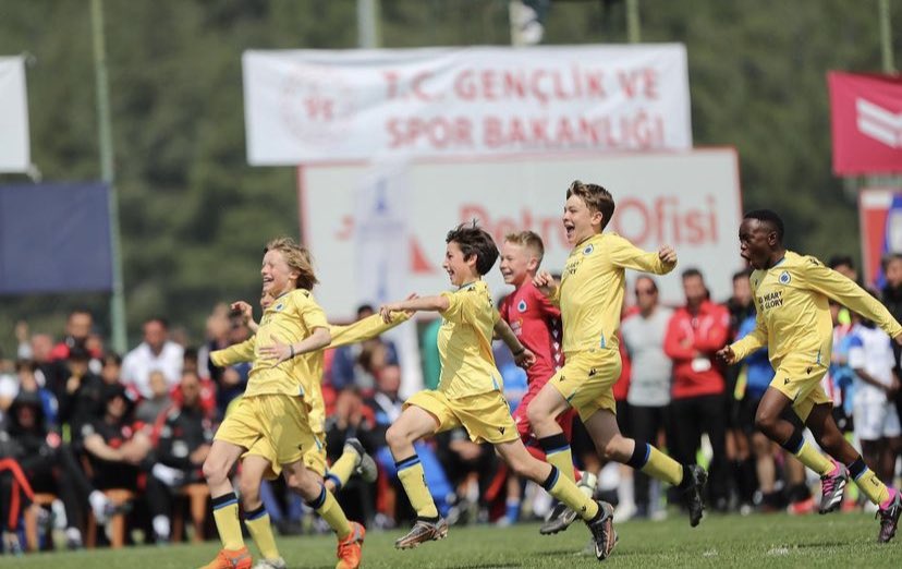 kennethvdst's tweet photo. 🥈🔥 Amazing performance at the @u12izmircup with our boys. In the final, Bayern München was too strong and deserved the win, but extremely proud with our tournament (with Benfica, Juventus, Chelsea, Ajax, Porto, Valencia, PSG, Zenit and others). #clubnxt #winningasaconsequence https://t.co/eHudMjDjTT
