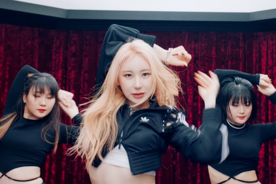 soompi's tweet photo. WATCH: #LeeChaeYeon Unveils Dynamic Preview Of "KNOCK" Choreography In MV Teaser 
https://t.co/zYrY0lx0FA https://t.co/2RTGpfoK5a