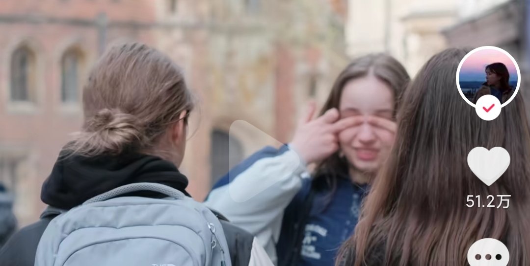 Darwin666123's tweet photo. @Cambridge_Uni @GreatStMarys A school girl im Cambridge made a discrimitive pose to an asian blogger. Now she is viral in China.@BBCCambs https://t.co/PVX1URSqn5