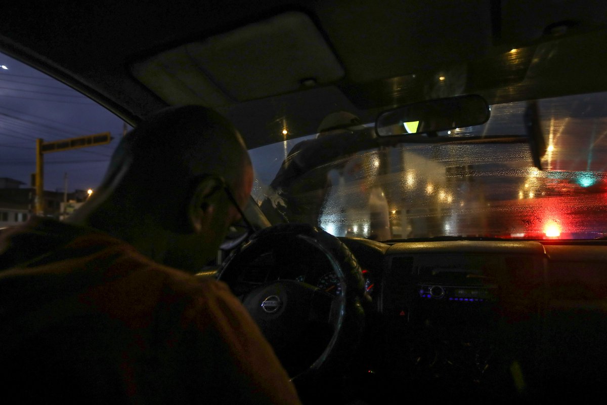 mal_menor's tweet image. El problema no es el trabajo de limpialunas, sino un sector de limpialunas que usa esta fachada para robar aprovechando zonas sin seguridad para operar. Mi experiencia con ellos se basa en un seguimiento de 3 semanas para entender cómo toman el control de las esquinas. Abro hilo.