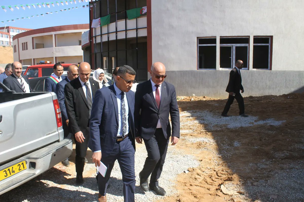 تنقل السيد الوزير إلى بلدية فلفلة لزيارة مشروع انجاز معهد وطني متخصص في التكوين المهني بمنطقة بوزعرورة، حيث أسدى تعليمات بضرورة الإسراع في وتيرة الاشغال واحترام الآجال المحددة في دفتر الشروط، ليتسنى لنا تجهيزه وفتحه في تخصص سياحة وفندقة ليتماشى والطابع السياحي للمنطقة.