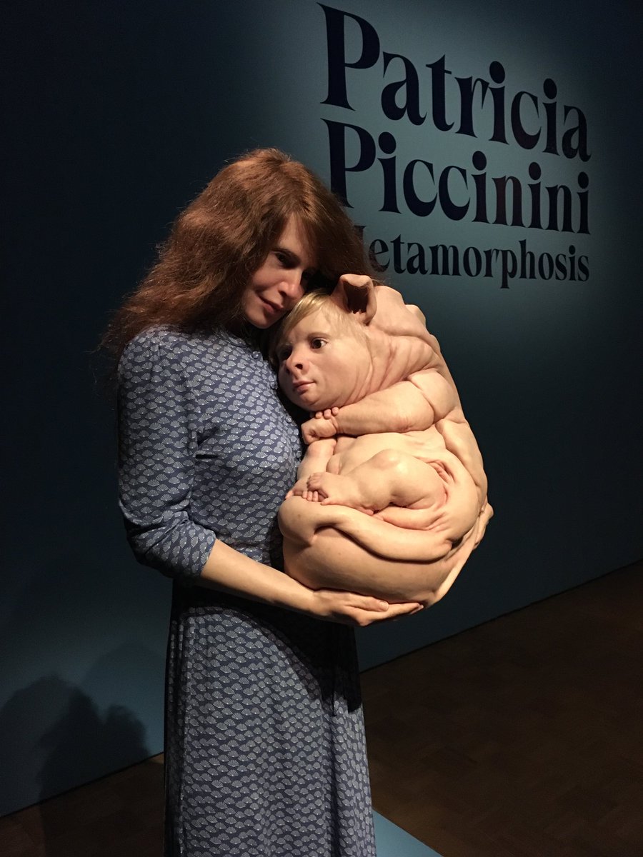 Inderdaad soms angstaanjagend en weerzinwekkend, maar vooral indrukwekkend en wonderschoon. Vandaag bezochten we de wondere wereld van Patricia Piccinini in de ⁦⁦<a href="/kunsthal/">Kunsthal Rotterdam</a>⁩ Rotterdam. Een absolute aanrader.