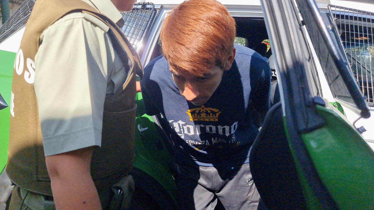 latercera's tweet photo. 🔴 Uno se tiñó el pelo para no ser reconocido: las primeras imágenes de los detenidos por el homicidio del suboficial Palma https://t.co/KH6X9Z68aa https://t.co/bm8r6XIfcI