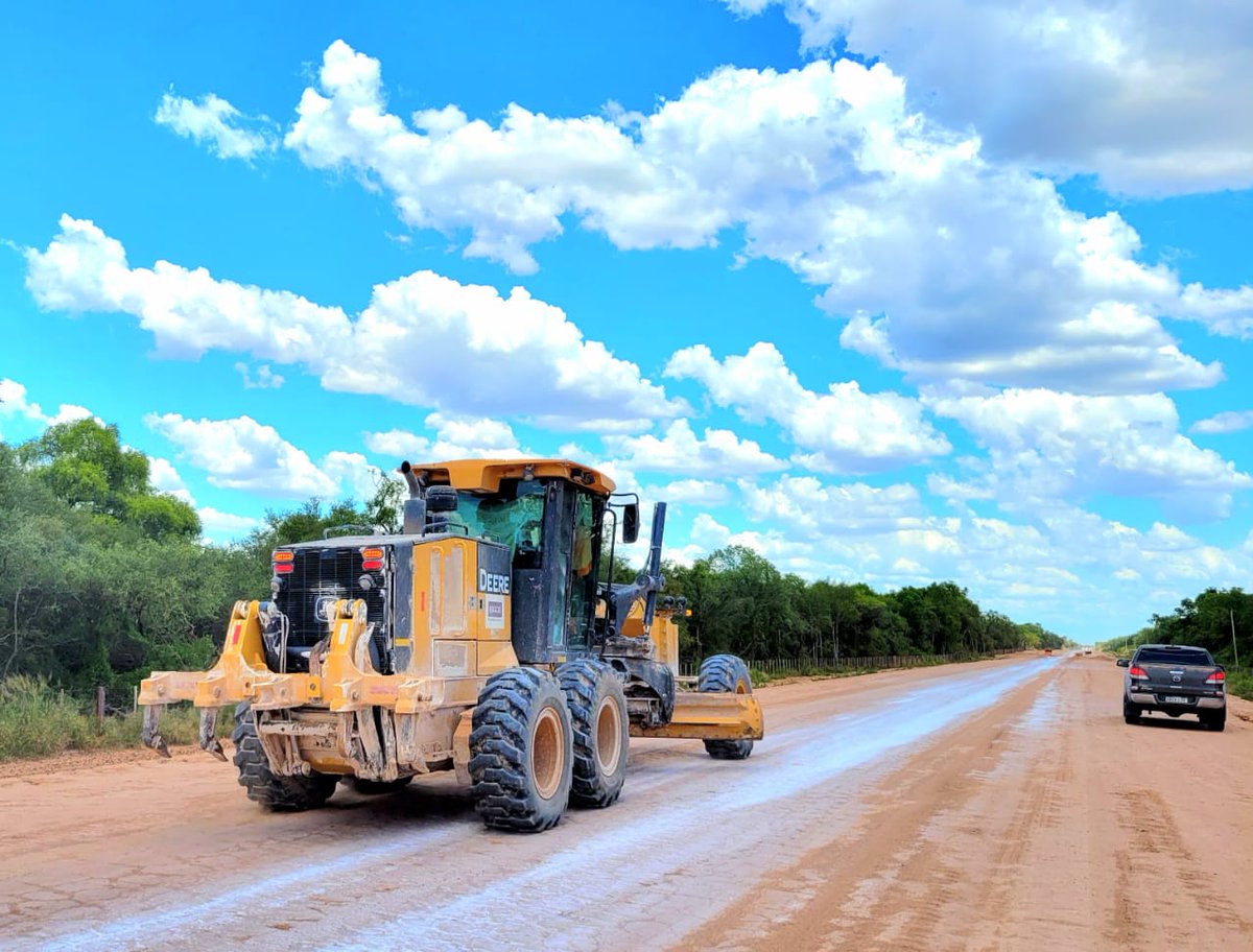mopcparaguay's tweet photo. 🚜 Tras el receso por Semana Santa, se reiniciaron las actividades en las obras de habilitación y mantenimiento de la #RutaDeLaLeche, y se pondrán en marcha también los planes y programas que hacen parte del componente socioambiental.

#ObrasParaLaGente 🇵🇾 https://t.co/oWrxyVF4pa