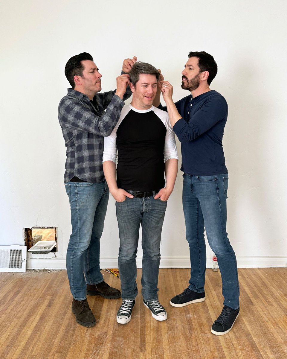 JonathanScott's tweet photo. What?! Family look out for each other... right? 🤣 #NationalSiblingsDay https://t.co/k9eEenbaLF