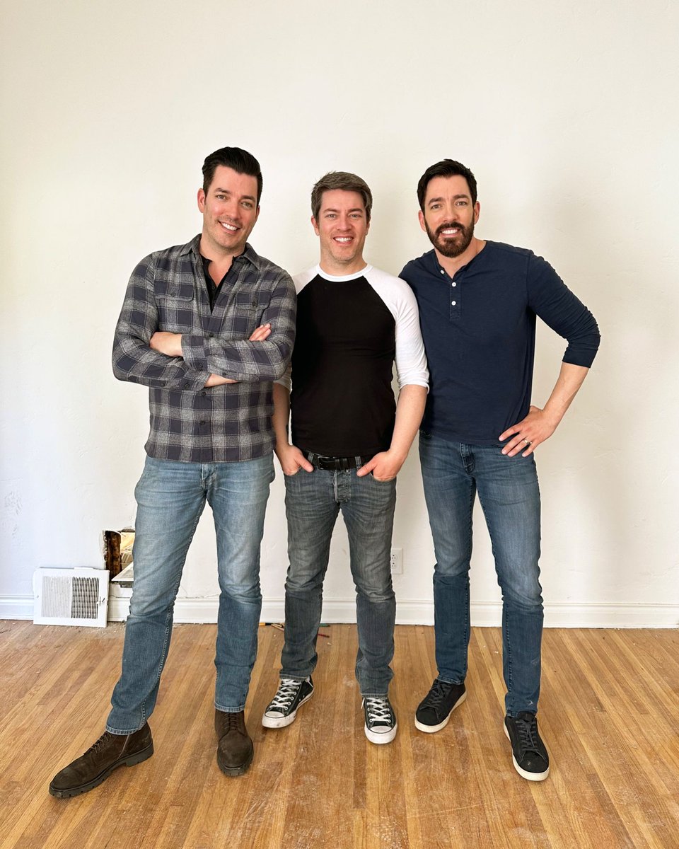 JonathanScott's tweet photo. What?! Family look out for each other... right? 🤣 #NationalSiblingsDay https://t.co/k9eEenbaLF