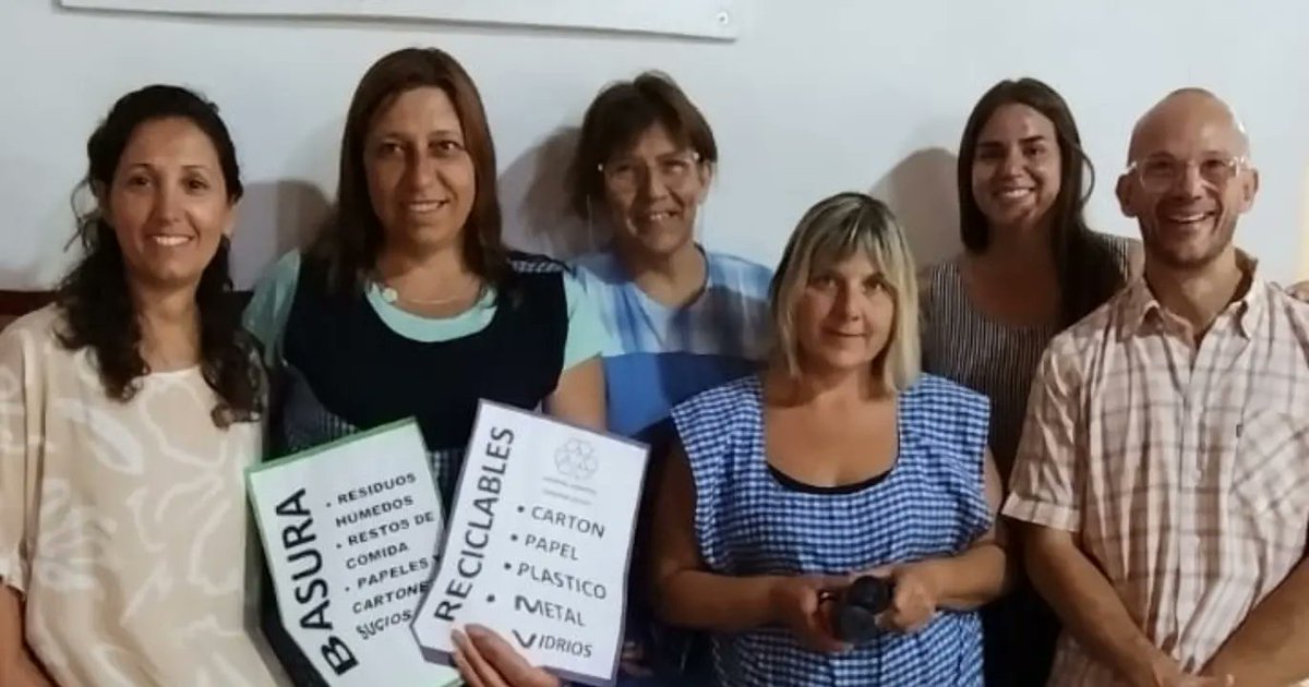 IPPAAzul's tweet photo. Economía circular ♻️

👉Desde el IPPA estamos trabajando junto a auxiliares de las escuelas con comedores escolares en la separación en origen y la recuperación de los residuos que se generan en los establecimientos 🚮 https://t.co/ZQXvJufTif