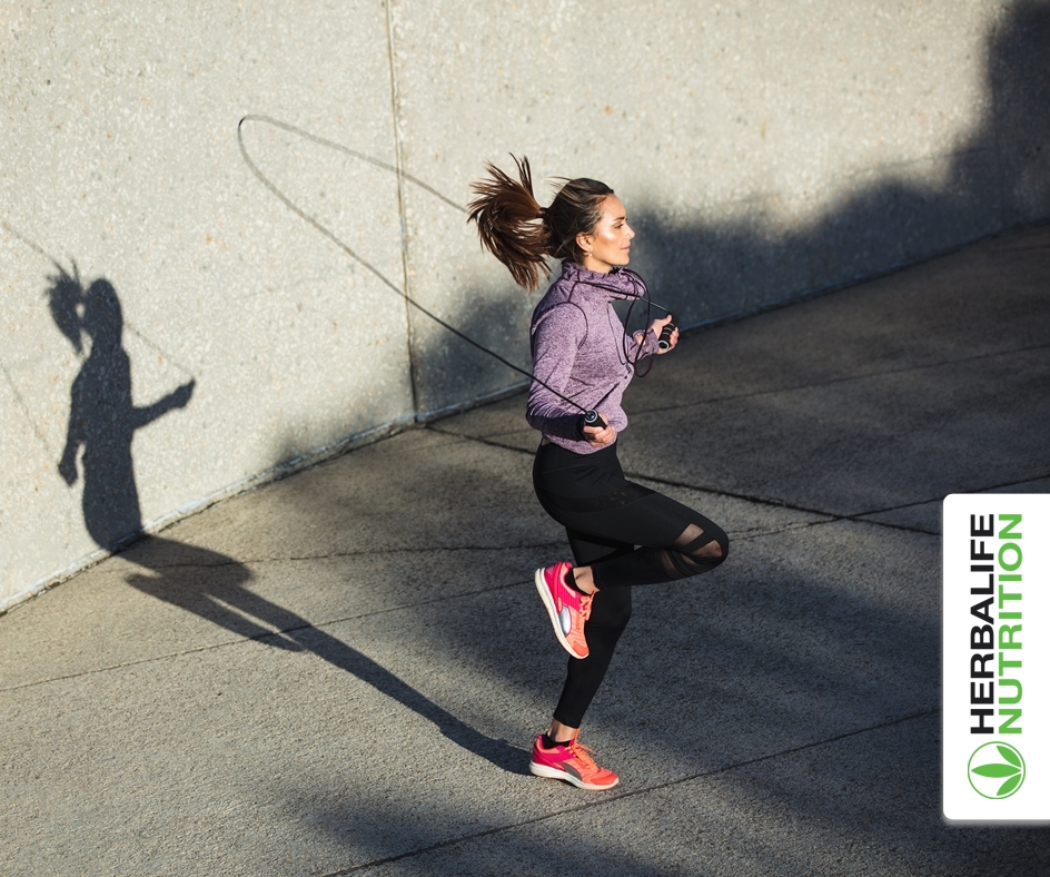 HerbalifeLatino's tweet photo. Saltar la cuerda unas veces cada día te cambia las piernas, logrando más resistencia y firmeza. ¿Te animas? #Ejercicio 👊🏼 https://t.co/tWGy3JuHqC