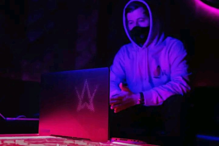 AlanWal90140938's tweet photo. The perfect way to unwind after a mind-blowing performance! 
#ROG #ROGALANWALKER #ZephyrusM16 https://t.co/G3SRP0rxCU