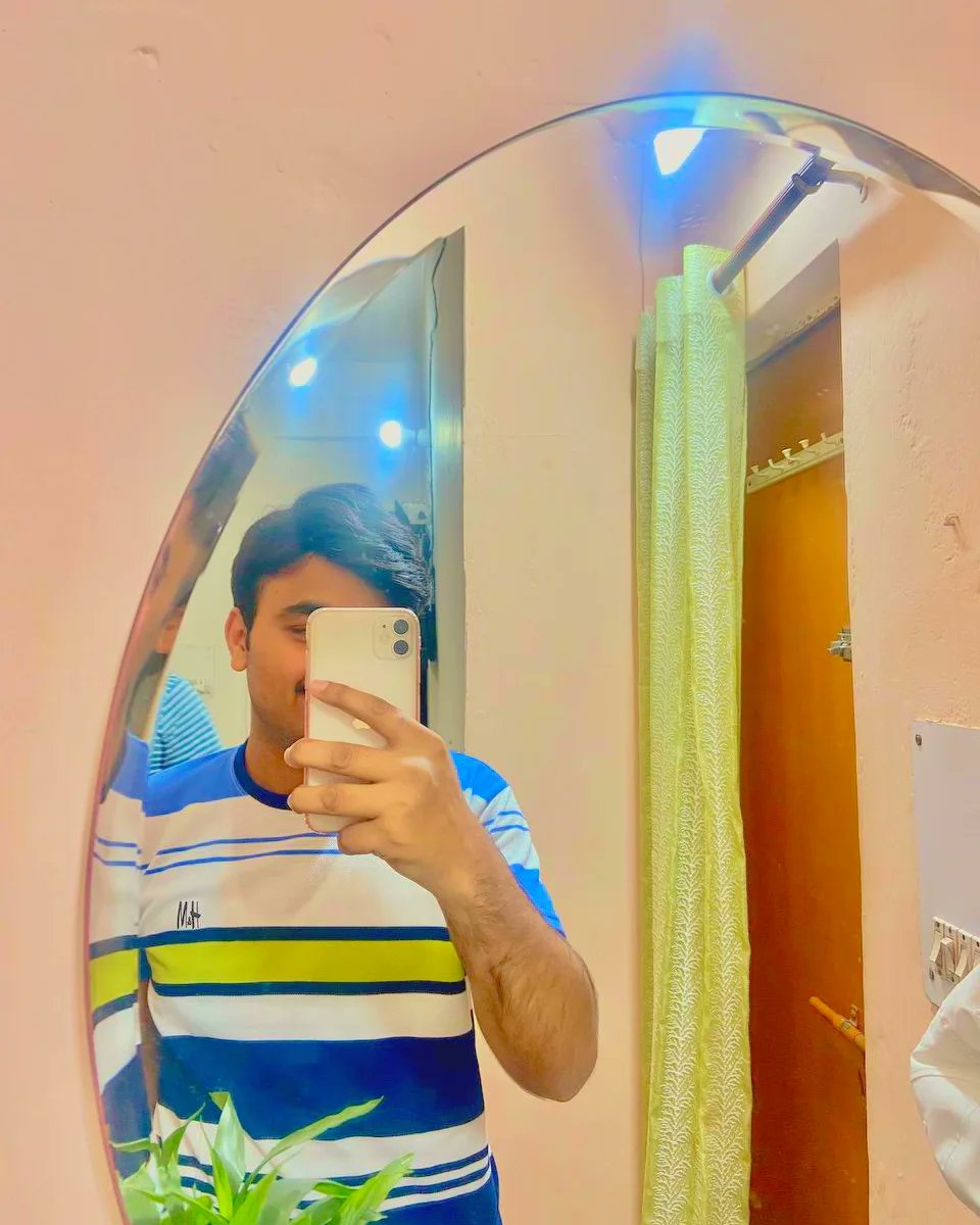 adarsh_aks's tweet photo. "I smiled. At least we're under the same sky."💞 https://t.co/EI6nVx4LSe