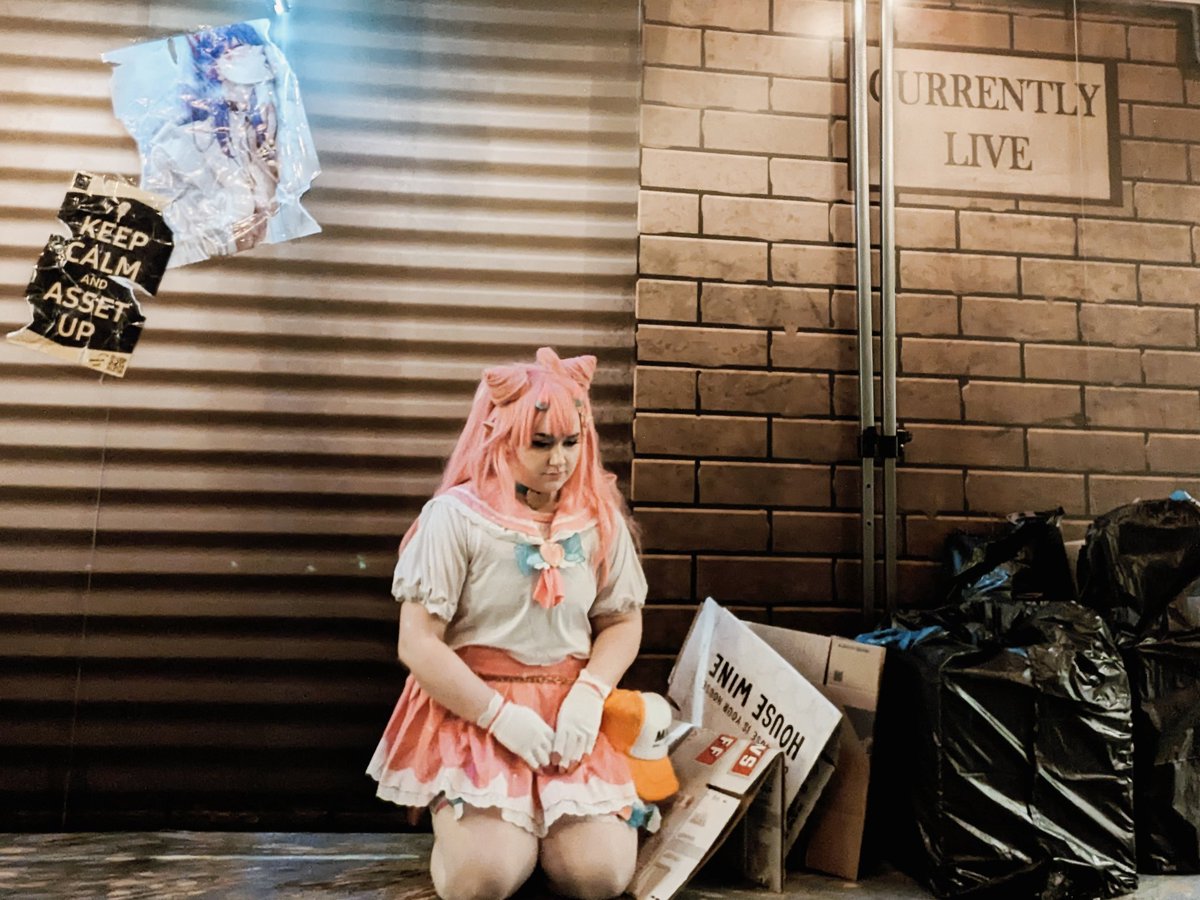 ClownPantsu's tweet photo. Vtuber shenanigans have quickly become the best con moments for me! UwU Market at #WeebCon2023 was so cool!
Tag these other cosplayers if you know them please!! #FalseEyeD #SinderVTuber #chibidoki #uwumarket https://t.co/NbOhSRYpRO