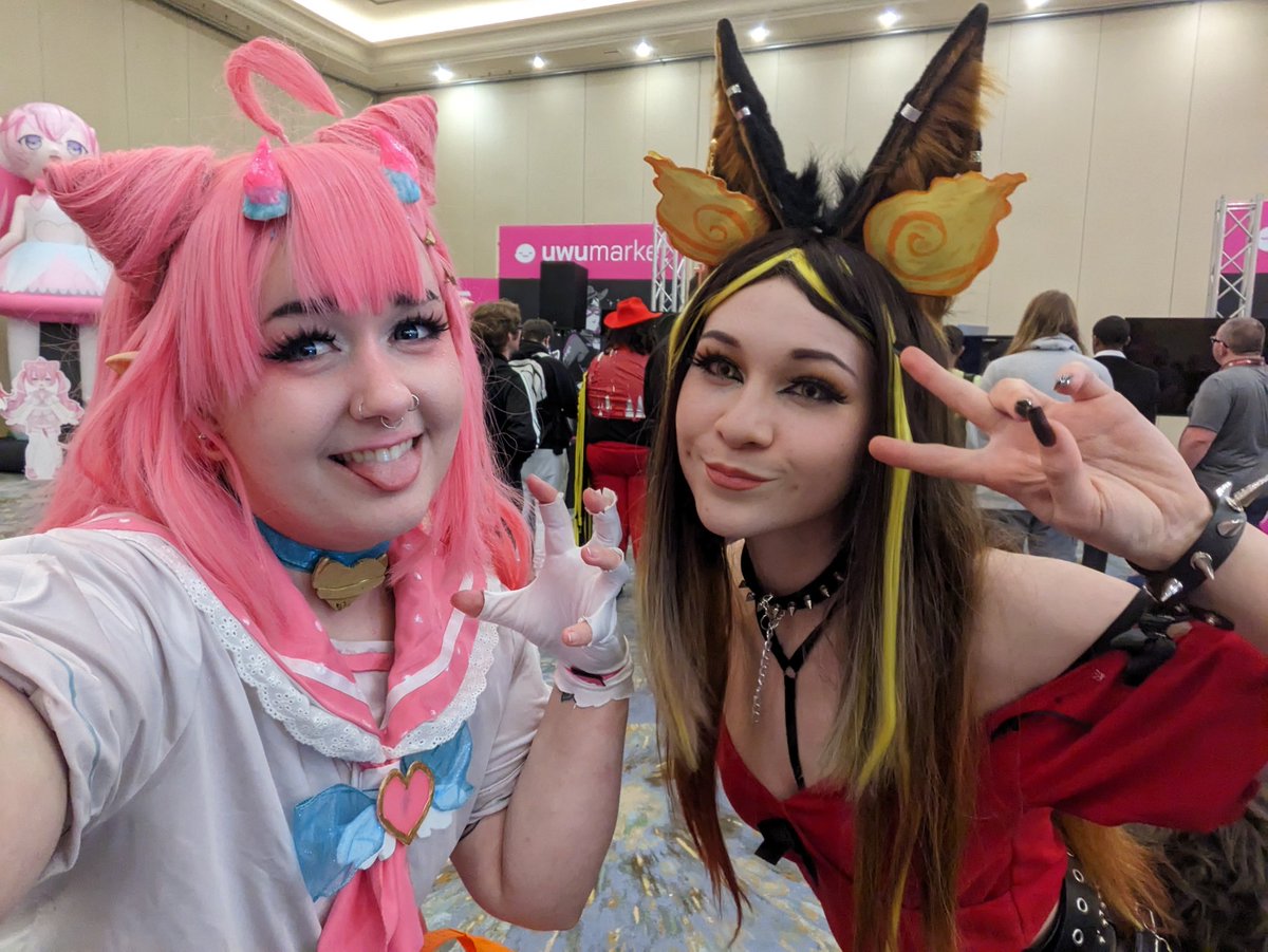 ClownPantsu's tweet photo. Vtuber shenanigans have quickly become the best con moments for me! UwU Market at #WeebCon2023 was so cool!
Tag these other cosplayers if you know them please!! #FalseEyeD #SinderVTuber #chibidoki #uwumarket https://t.co/NbOhSRYpRO