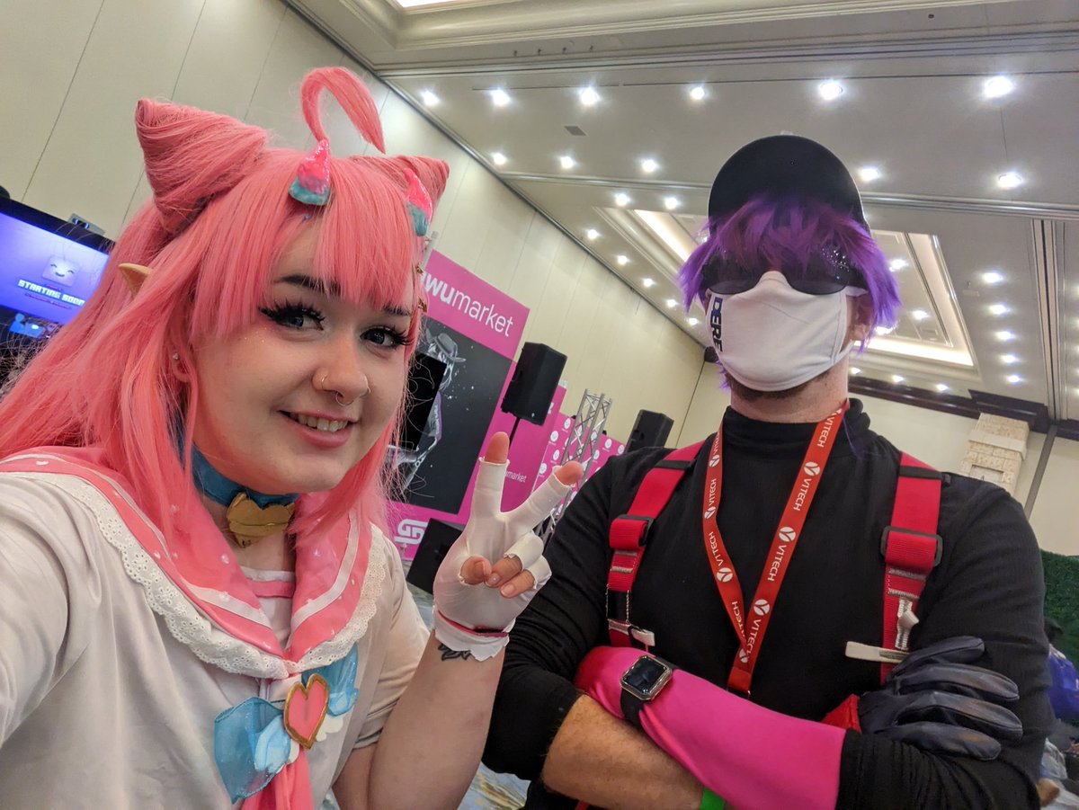 ClownPantsu's tweet photo. Vtuber shenanigans have quickly become the best con moments for me! UwU Market at #WeebCon2023 was so cool!
Tag these other cosplayers if you know them please!! #FalseEyeD #SinderVTuber #chibidoki #uwumarket https://t.co/NbOhSRYpRO