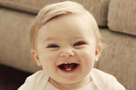 كان رجل يسقي ارضه فوجد كنز ثمين فأخده  واراد ايختبر زوجته هل تحفظ السر حتى يخبرها بالكنز  بالليل وههم نأمون وضع تحته بيضه وعندما استيقضو رأت المراة البيضة قالت ما هذا قال لها تحفظين السر قالت افااا قال انا بضت اول ما خرج من الدار قالت لجارتها زوجي باض بيضتين حتى وصل الخبر للوالي