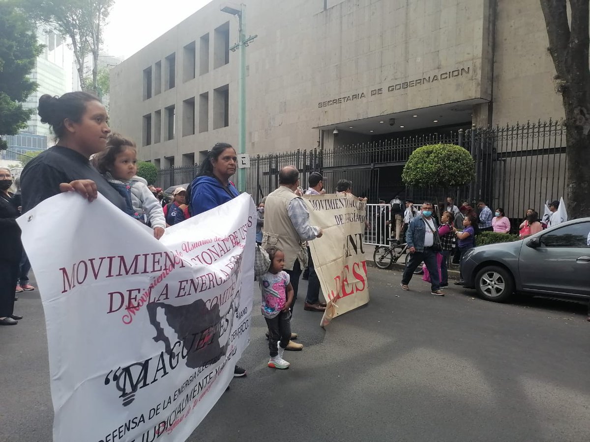 canal6tv's tweet photo. #CONUR y la #ONPP se concentran afuera de #SEGOB piden el reconocimiento constitucional al derecho humano a la energía eléctrica además de una tarifa justa de energía eléctrica. https://t.co/wTWKEPl29m