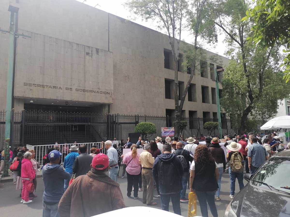 canal6tv's tweet photo. #CONUR y la #ONPP se concentran afuera de #SEGOB piden el reconocimiento constitucional al derecho humano a la energía eléctrica además de una tarifa justa de energía eléctrica. https://t.co/wTWKEPl29m