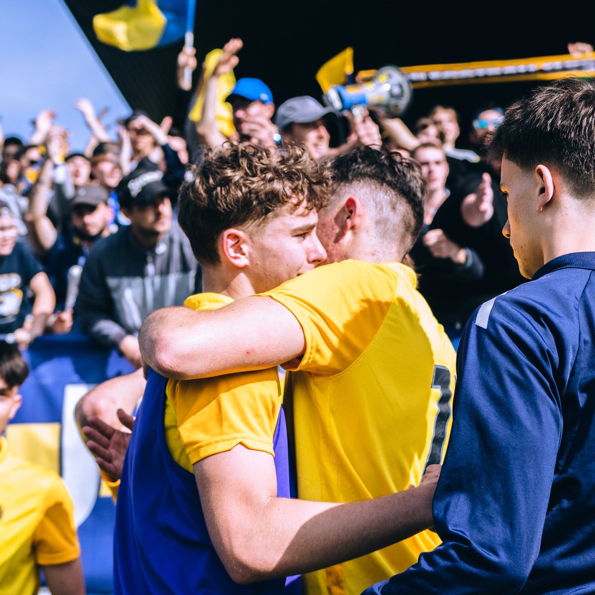 PauFootballClub's tweet photo. Merci Palois ! 💛💙
Soyez fiers, car vous entrez dans l'histoire du Pau FC. ✍️
On compte sur vous pour relever la tête, et aller chercher cette montée en U19 Nationaux ! 👊

#PauFCAcademy x @CA_PG_ https://t.co/AHe1BpmXFN