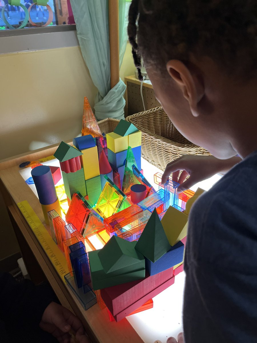RCPS_EarlyLearn's tweet image. Light, shadow and reflection 
#light #lighttable #prek #dph #pat #blocks #science