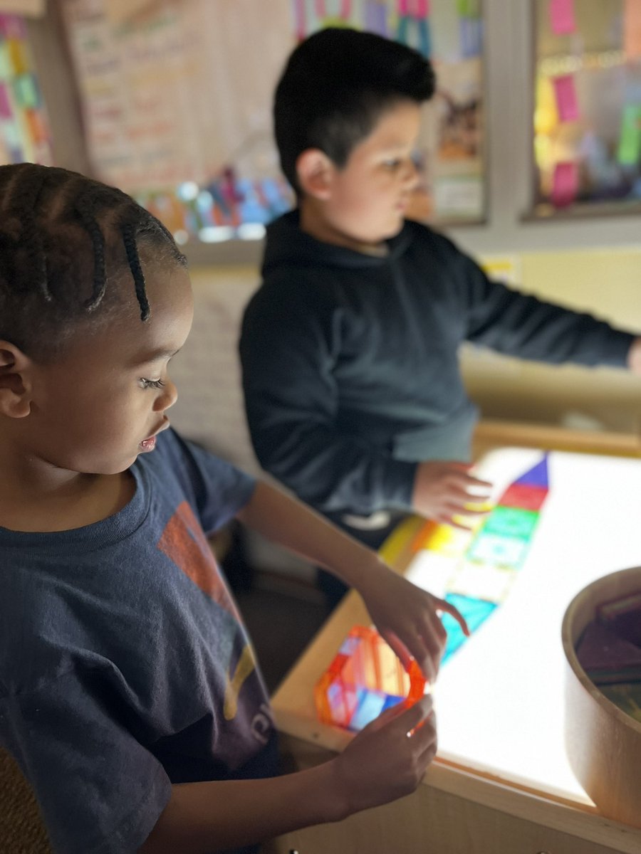 RCPS_EarlyLearn's tweet image. Light, shadow and reflection 
#light #lighttable #prek #dph #pat #blocks #science